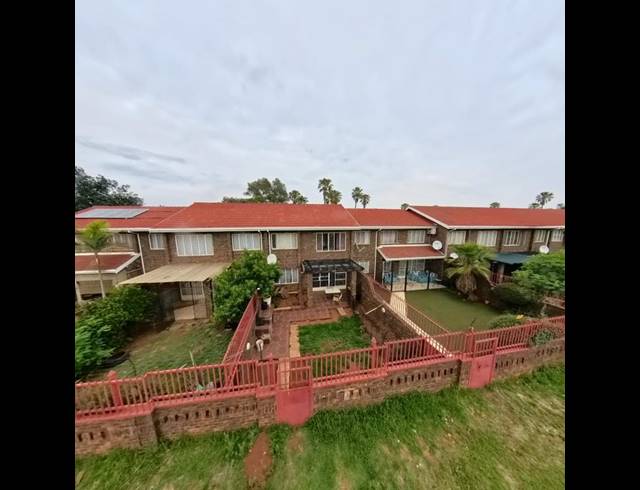 3 BEDROOM TOWNHOUSE FOR SALE IN CLAYVILLE EAST